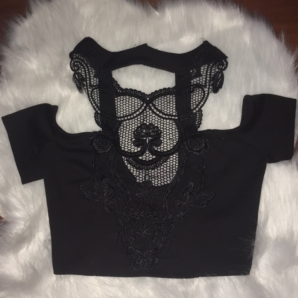 LACE OFF THE SHOULDER CROP TOP/ NASTY GAL